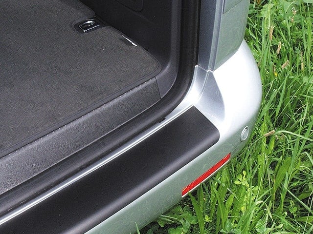 kwmobile 6X Universal Auto Stoßstangen Aufkleber - Stoßstangenschutz Folie  - Schutzfolie Schutzleiste Schwarz Grau 10,5x3,4 cm