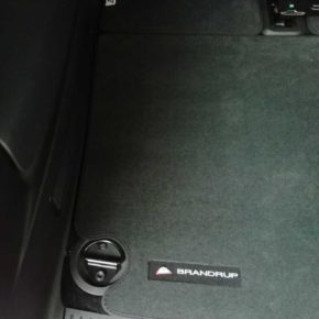Veloursteppich für den Heckladeraum im VW T6 Caravelle KR