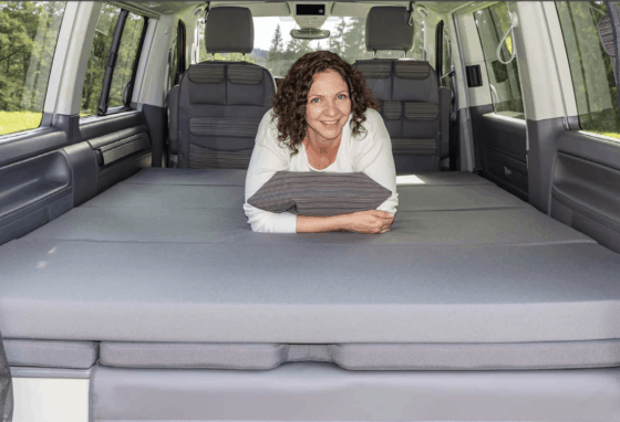 Brandrup iXTEND Faltbares Bett für VW T6.1 Multivan und Beach mit waschbarem Bezug im Design: "Palladium" - Wiest Online Shop