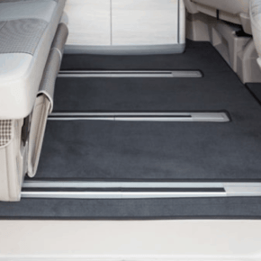 Veloursteppich für den Fahrgastraum mit 3 Bodenschienen des VW T6 / T5 California (ohne Beach) im Design "Titanschwarz" 100708634