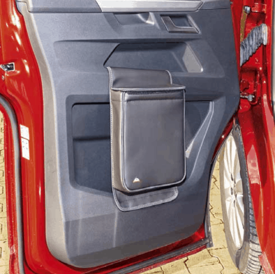Multibox für die linke Tür im VW T6.1 Fahrerhaus, ideal als Isoliertasche oder Abfallbehälter im Design "Leder Titanschwarz"
