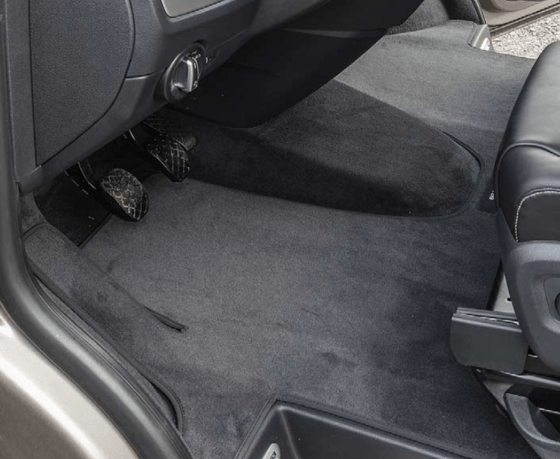 Brandrup Veloursteppich: Teppich für Fahrerhaus, passgenau für alle VW T6 mit Lenkrad auf der linken Seite,mit Radkastentrittschutz im Design Titanschwarz
