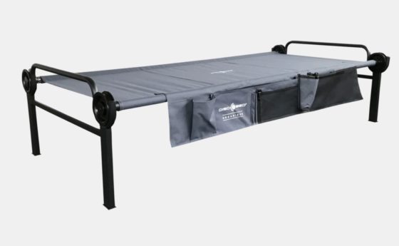 Das Disc-O-Bed XLT Single Edition Feldbett ist mit einem zweiten Campingbett auch ausbaubar zum Etagenbett oder zur Sitzbank