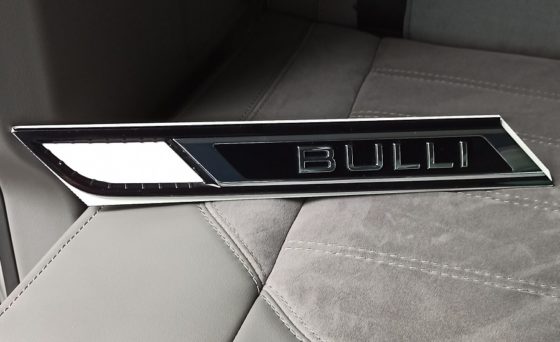 Stylischer original VW Bulli Schriftzug für links oder rechts für VW T6.1 California und Multivan im Design schwarz / chromglanz im Wiest Online Shop