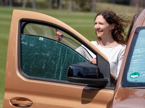 Brandrup ISOLITE Inside Isolierung für Seitenfenster im Fahrerhaus der VW Caddy 5 oder Caddy California mit Einsatz zur Lüftung