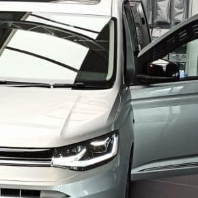 VW Einsatz links mit Gitter zur Lüftung im VW Caddy 5 / California - Wiest Shop für Camper- und Van-Equipment mit großer Auswahl