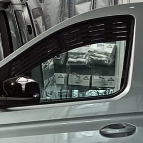 VW Einsatz links mit Gitter zur Lüftung im VW Caddy 5 / California - Wiest Shop für Camper- und Van-Equipment mit großer Auswahl