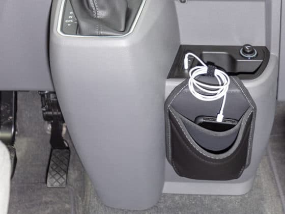Die Tialo Handyablage von Brandrup für sicheren Transport von zwei Mobiltelefonen im VW T6.1 - Wiest Shop für Camper- und Vanequipment