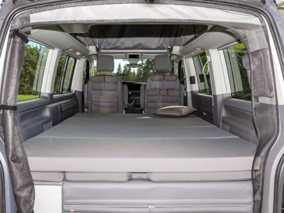Brandrup iXTEND Faltbares Bett für VW T6.1 Multivan und Beach mit waschbarem Bezug im Design: "Palladium" - Wiest Online Shop 100709027
