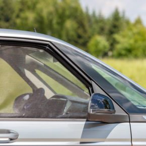 FLYOUT Moskitonetze für die Fenster im Fahrerhaus des VW T7 - Wiest Online Shop für Camper und Van Equipment mit großer Zubehörauswahl