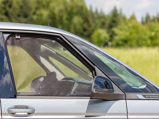 FLYOUT Moskitonetze für die Fenster im Fahrerhaus des VW T7 - Wiest Online Shop für Camper und Van Equipment mit großer Zubehörauswahl