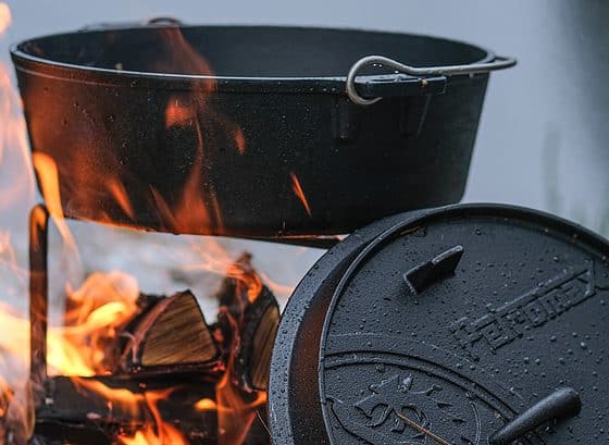 Petromax Feuertopf FT6-T - Dutch oven mit planem Boden auf Feuerstelle - Gusseisern mit Deckel - Optimal für Feuerstellen im Campingurlaub | Wiest Online Shop für Camper