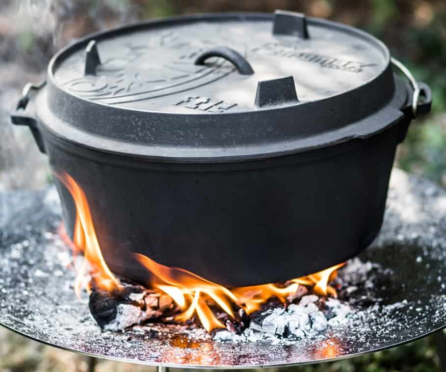 Petromax Feuertopf FT12 in der Glut - Dutch oven - Gusseisern mit Deckel - Optimal für Feuerstellen im Campingurlaub | Wiest Online Shop für Camper