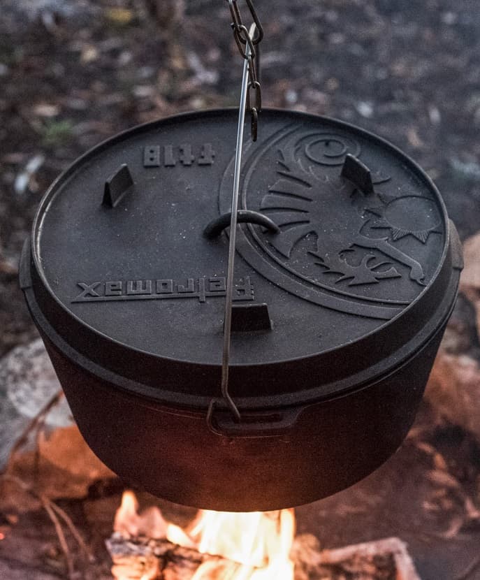 Petromax Dutch Oven F18-T hangs over the fire - Dutch oven with flat bottom - cast iron with lid - ideal for fireplaces on camping holidays | Wiest online shop for campers