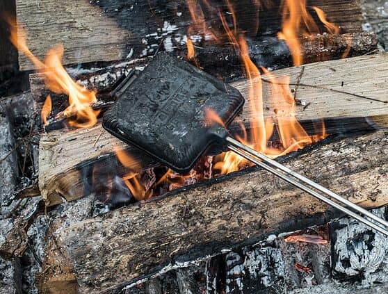 Petromax Sandwicheisen Für perfekte, gefüllte Toasts am Lagerfeuer sw-iron im Feuer