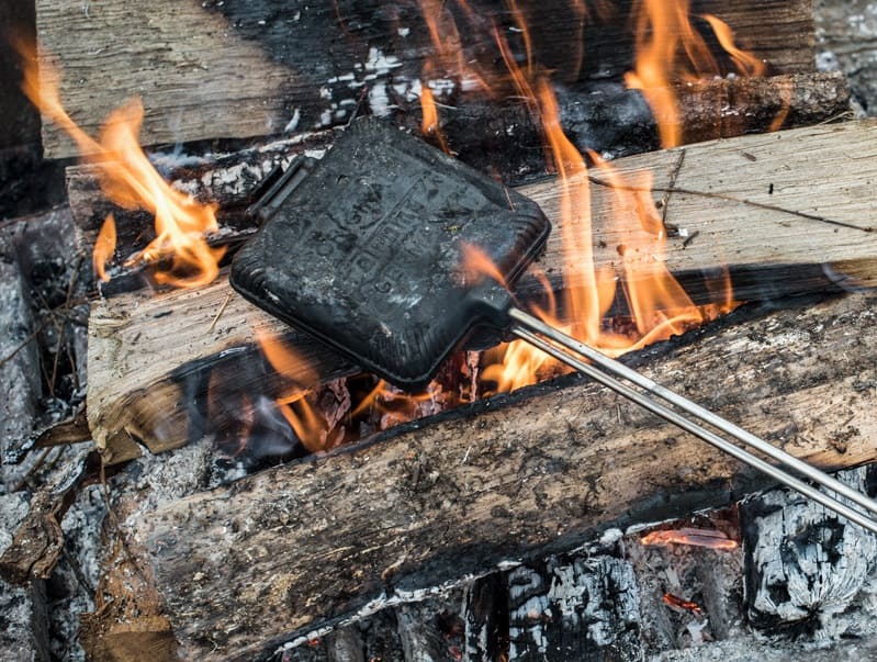 Petromax Sandwicheisen Für perfekte, gefüllte Toasts am Lagerfeuer sw-iron im Feuer