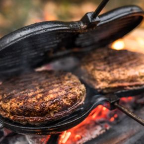 Petromax Burgereisen für perfekt durchgebratene Patties am Lagerfeuer oder auf dem Grill
