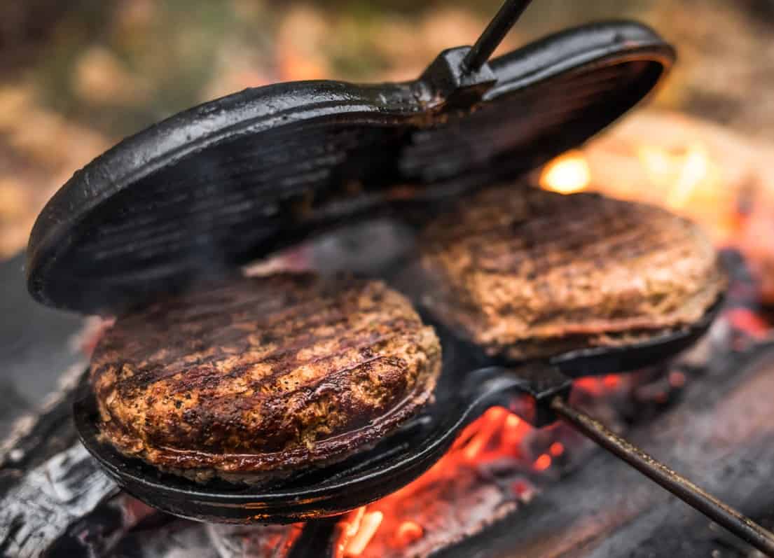 Petromax Burgereisen für perfekt durchgebratene Patties am Lagerfeuer oder auf dem Grill | Der Wiest Online Shop bietet eine große Auswahl fürs Camping