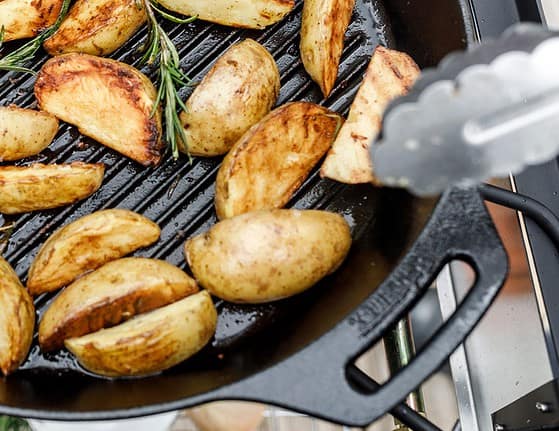 The Petromax grill pan gp35h-t makes the chic grill pattern and creates the grill aroma