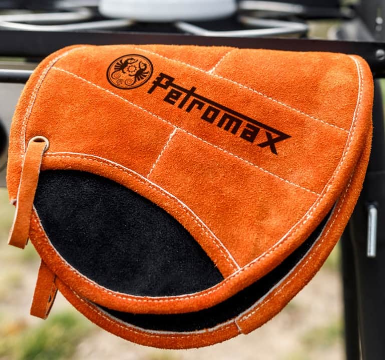 The Petromax Aramid pot holders t300-e for safe use of Dutch Ovens and pans