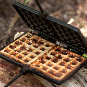 Perfekt gebräunte Waffeln im Perfectly browned waffles in the campfire thanks to the Petromax waffle makerdank Petromax Waffeleisen