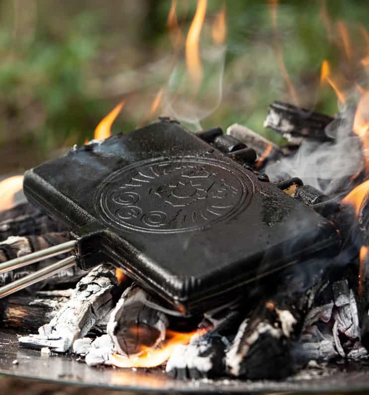 Prepare perfectly browned waffles in the campfire thanks to the Petromax waffle maker