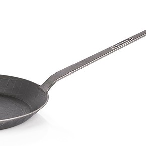Petromax wrought-iron pan SP24 - Optimal for searing at fireplaces on camping holidays | Wiest online shop for campers