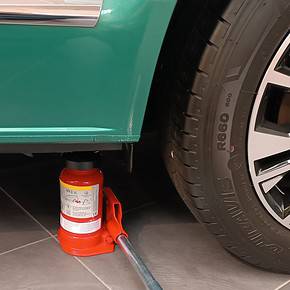 The hydraulic VW jack for loads of up to 3.5t is also suitable for the VW Grand California, Crafter and the Bulli